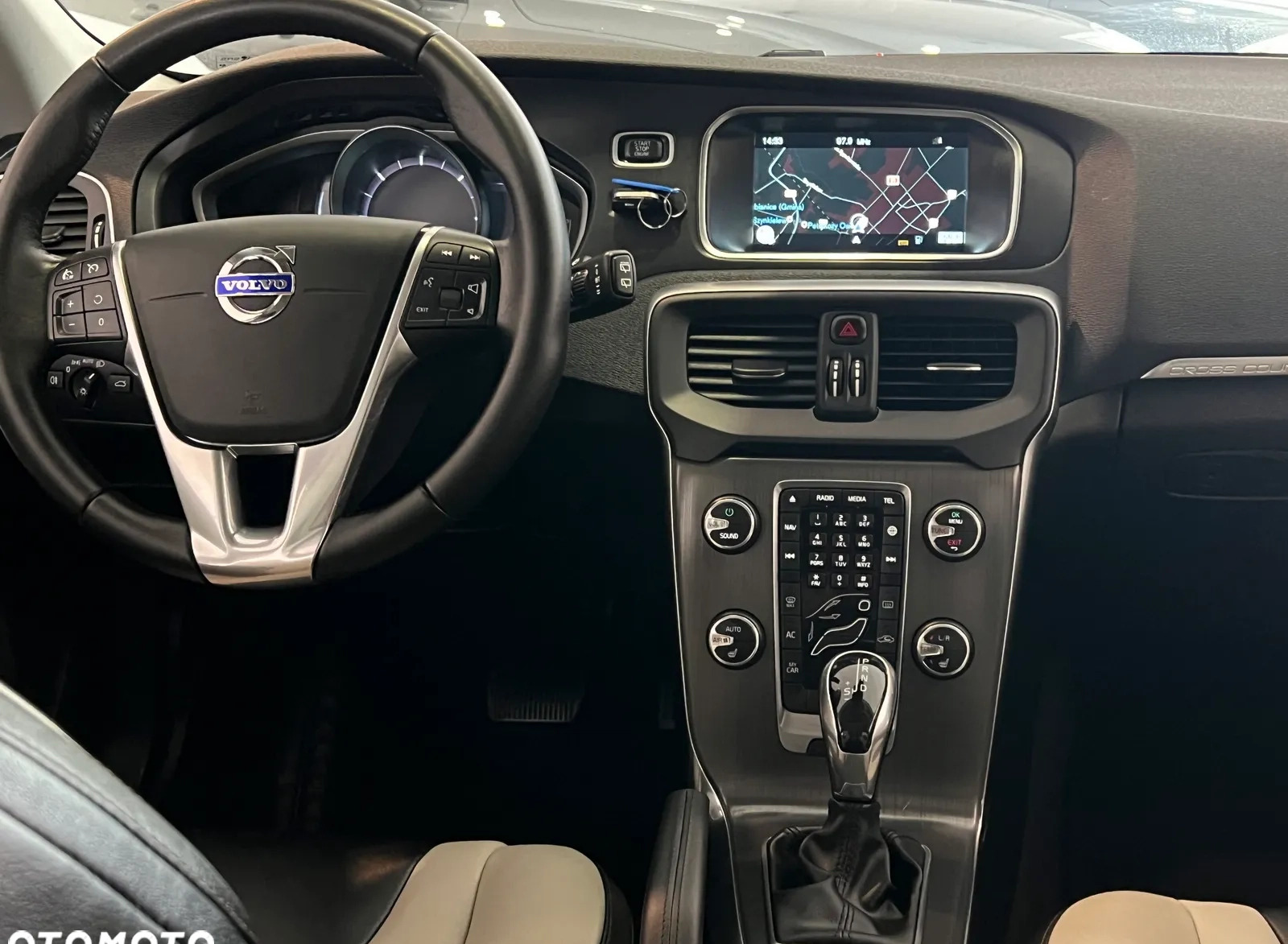 Volvo V40 cena 85900 przebieg: 142000, rok produkcji 2016 z Pilawa małe 562